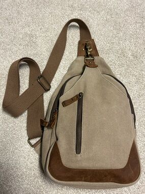 KL928 Crossbody Sling Pack, Canvas w/Leather Trim, EXCELLENT CONDITION, Unisex